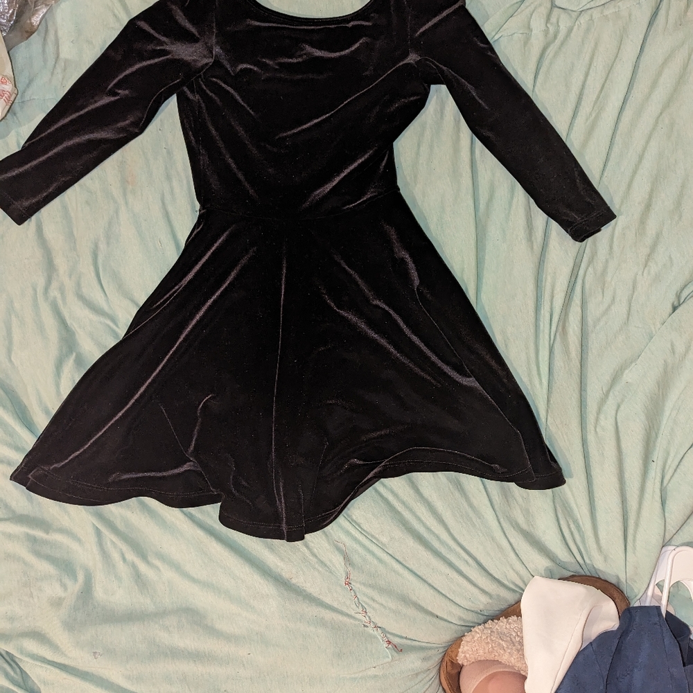 Dresses - Picture 3 of 9